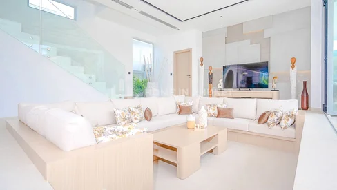 Villa élégante de 5 chambres avec piscine à Nai Harn