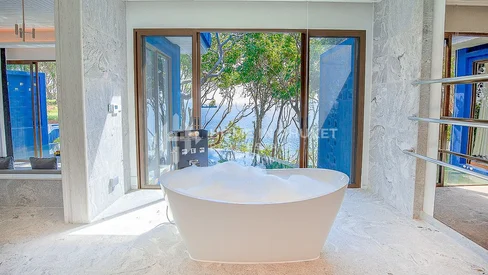 Villa résidentielle de luxe avec piscine et vue sur mer