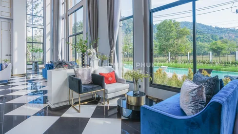 Maisons contemporaines à proximité de l'école internationale