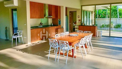 地处Mai Khao的4居室现代泳池别墅