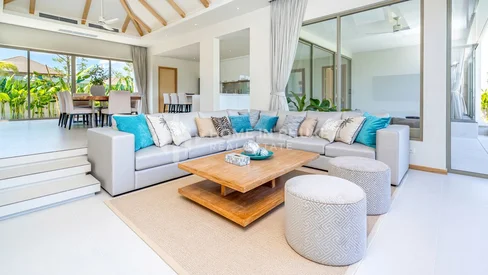 Villa tropicale contemporaine avec piscine