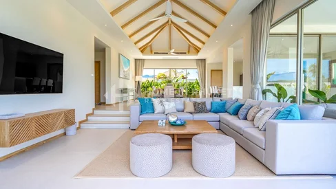 Villa tropicale contemporaine avec piscine