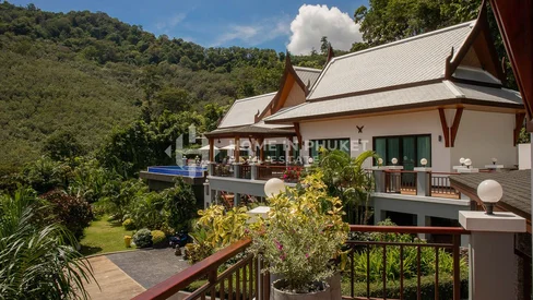 Luxueuse villa à flanc de colline avec vue sur mer à Rawai