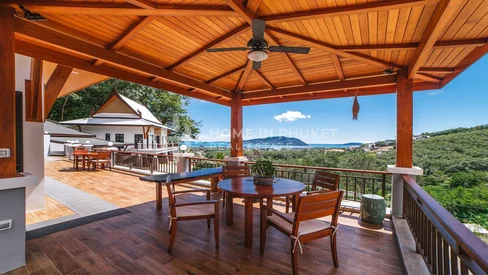 Luxueuse villa à flanc de colline avec vue sur mer à Rawai