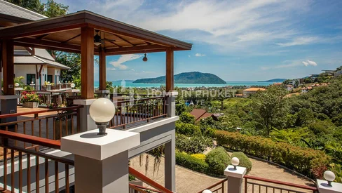 Luxueuse villa à flanc de colline avec vue sur mer à Rawai