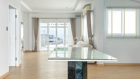 Villas jumelées avec piscine dans une communauté sécurisée