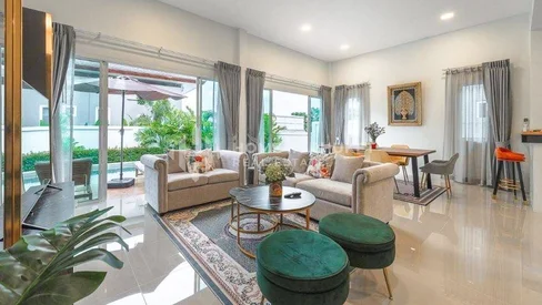 3-комнатная угловая вилла с бассейном в Теп Красатти