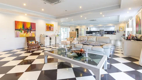 Maison familiale spacieuse avec piscine privée