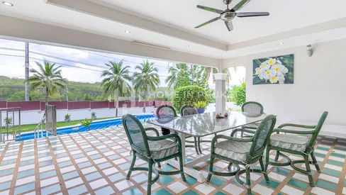 Maison familiale spacieuse avec piscine privée