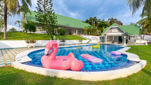 Maison familiale spacieuse avec piscine privée