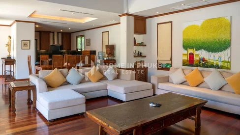 Villa spacieuse de 4 chambres avec piscine