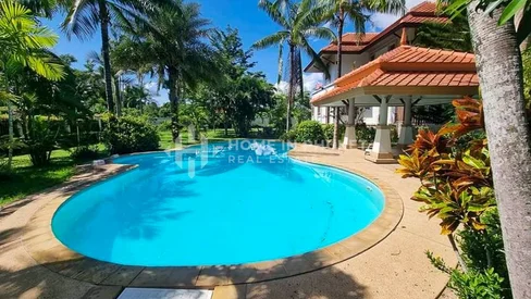 Villa de 4 chambres avec piscine privée à Kathu