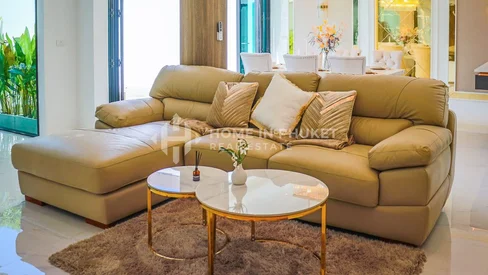 Maison de ville rénovée de 3 chambres à Nai Harn