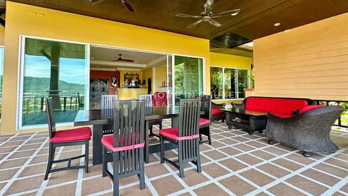 Villa Exquise de 4 Chambres Style Thaïlandais à Kamala