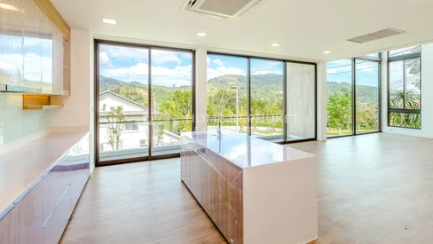 Maison familiale moderne à Chalong