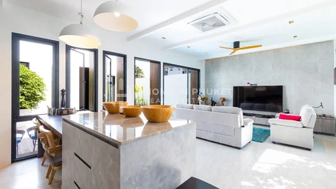 Современная вилла с 3 спальнями и бассейном в Теп Красатти