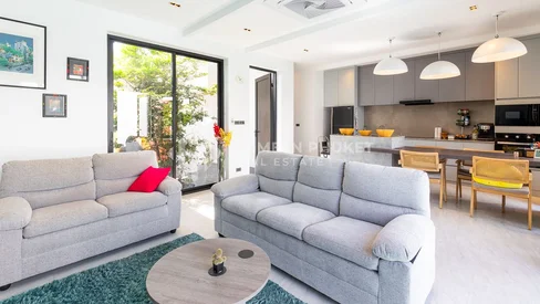 Современная вилла с 3 спальнями и бассейном в Теп Красатти