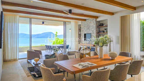 Villa de luxe en bord de mer avec marina privée