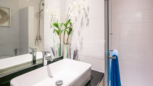 คอนโด 2 ชั้น 2 ห้องนอนสไตล์โมเดิร์นในกมลา