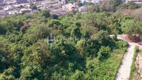 Terrain de 6 Rai à flanc de colline dans la ville de Phuket