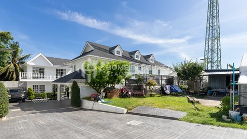 宽敞地块上的现代殖民风格5卧别墅