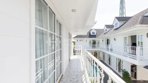 宽敞地块上的现代殖民风格5卧别墅