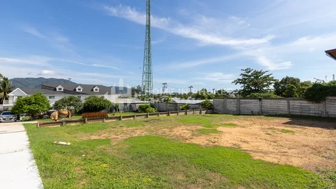 宽敞地块上的现代殖民风格5卧别墅