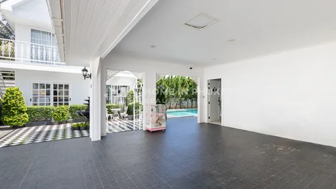 宽敞地块上的现代殖民风格5卧别墅