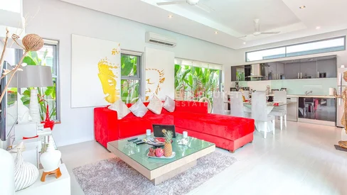 Villa moderne de 2 chambres avec piscine à Nai Harn