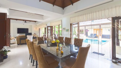 Spacieuse villa de style thaïlandais avec système solaire