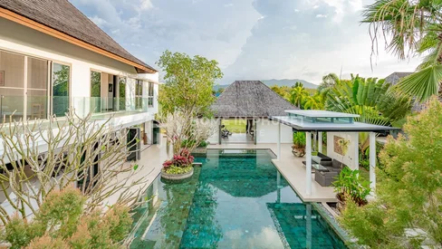 Magnificent 5-Bed Lakeside Villa