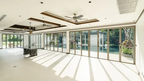 Очаровательная 5 спальная вилла на берегу озера