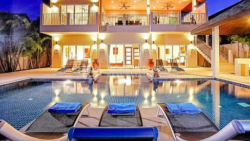 Spacieuse villa de 7 chambres avec piscine à Nai Harn