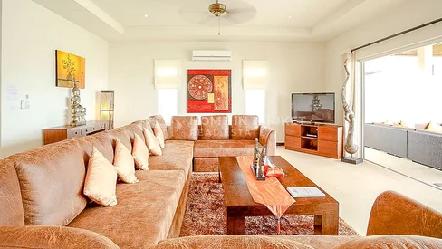 Spacieuse villa de 7 chambres avec piscine à Nai Harn