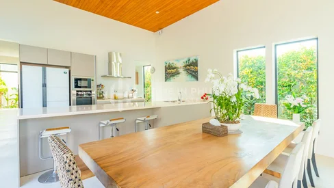 Villa moderne de 4 chambres sur un terrain spacieux à Layan