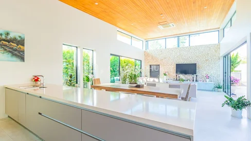 Villa moderne de 4 chambres sur un terrain spacieux à Layan