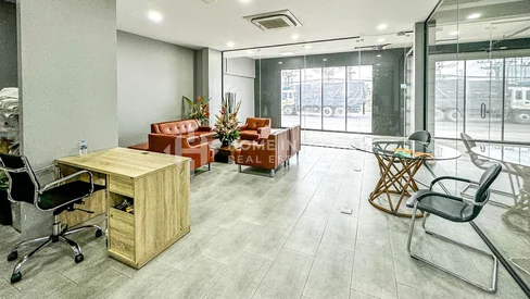 พื้นที่สำนักงานติดถนนใหญ่