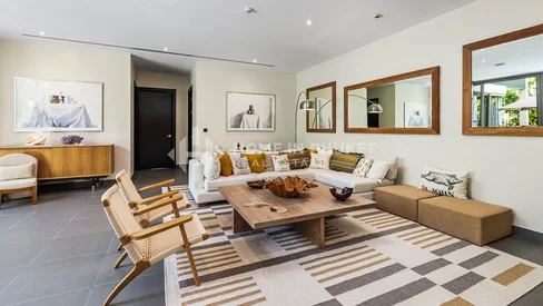 Элитная вилла с 5 спальнями на холме