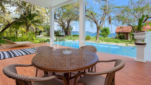 Suite 3 chambres avec piscine et jardin privé en bord de mer