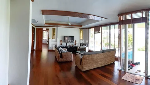 Villa de style thaïlandais avec vue sur la mer dans la baie de Patong