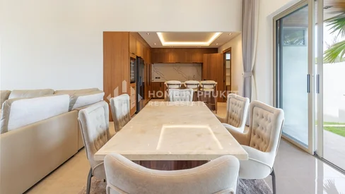 现代四卧室L形泳池别墅