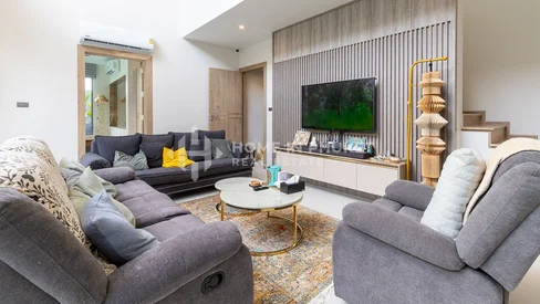 Современная вилла с 3 спальнями и бассейном в Zenithy Villas