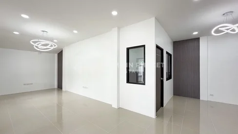 Maison de ville rénovée de 3 chambres à Chalong