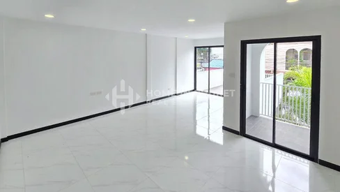 Renovated 3 Bedroom Townhouse in Wichit