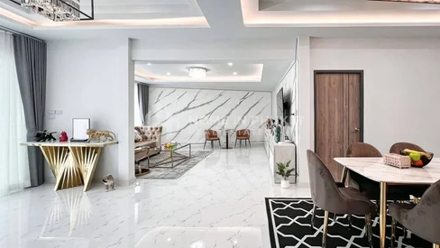 Beautiful Renovated 3 Bedroom Townhouse in Wichit