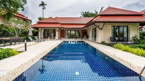 Villa avec piscine de 3 chambres à Laguna Homes