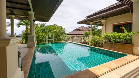 Élégante villa avec piscine de style thaïlandais de 6 chambres à Layan Hills