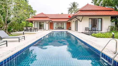 Villa avec piscine de 4 chambres avec vue sur le golf