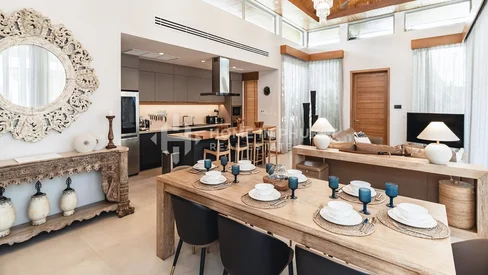 Villa privée avec piscine de 4 chambres près de la plage de Bang Tao