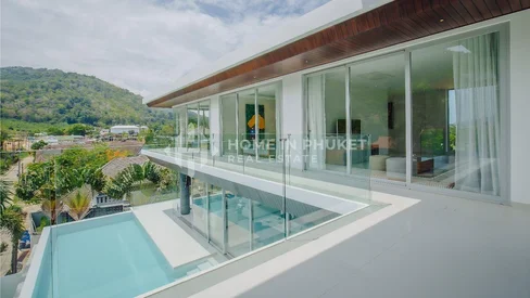 Villa avec piscine de 4 chambres à Nai Harn Hillside
